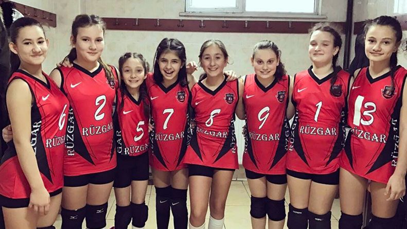 Minik kızlarımız galibiyetle başladı