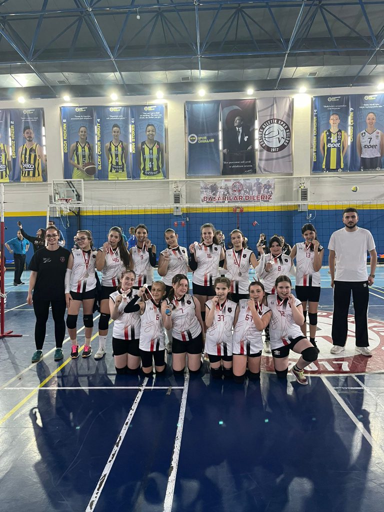 Rüzgar SK Mini Voleybol Takımı Şenlikte Madalyaları Topladı!